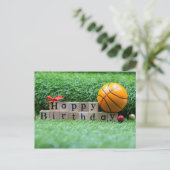 ハッピーバースデーの文字が緑のバスケットボール ポストカード (スタンド正面)