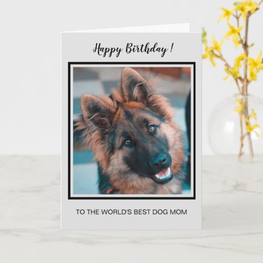 ハッピーバースデーの最高の犬の母かわいい犬の写真 カード (黄色い花)