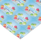 ハッピーバースデーの気球および帽子 テーブルクロス (アングル)