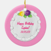 ハッピーバースデーの記念するケーキのピンク セラミックオーナメント (裏面)