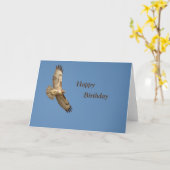 ハッピーバースデーの赤によって後につかれるタカカード カード (黄色い花)