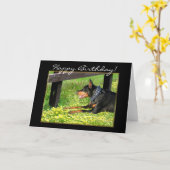 ハッピーバースデーの（犬）ドーベルマン・ピンシェルの挨拶状 カード (黄色い花)