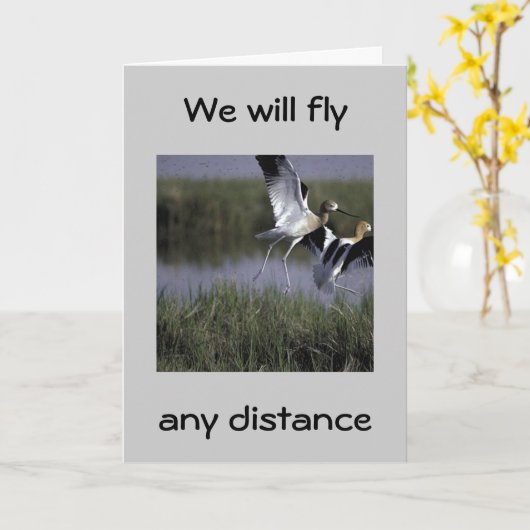 「ハッピーバースデーを言うにはどんな距離でも飛ぶ」 カード (黄色い花)