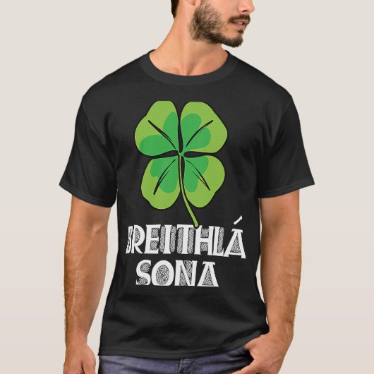 ハッピーバースデーインアイリッシュブレトラソナSt patricks Tシャツ (正面)