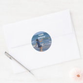 ハッピーバースデーウィッシュブルーウォータービーチ写真 ラウンドシール (封筒)