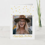 ハッピーバースデーカスタムフォイルカード 箔グリーティングカード<br><div class="desc">このカスタム誕生日フォイルデザインは、金ゴールドフォイル文字"Happy 60th誕生日"と六角紙吹雪を備えている。情報を使用して番号の文字と写真を変更できる。このホイ実在ルカードは、節目の誕生日パーティスタイリッシューにtouchを追加する。私の店BaraBomDesignでは、グリーティングカードやパーティー用品が追加で利用可能である。</div>