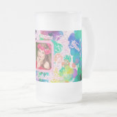 ハッピーバースデーカラフル《写真》ぼけ味ピンクフォトジャンボ フロストグラスビールジョッキ (正面右)