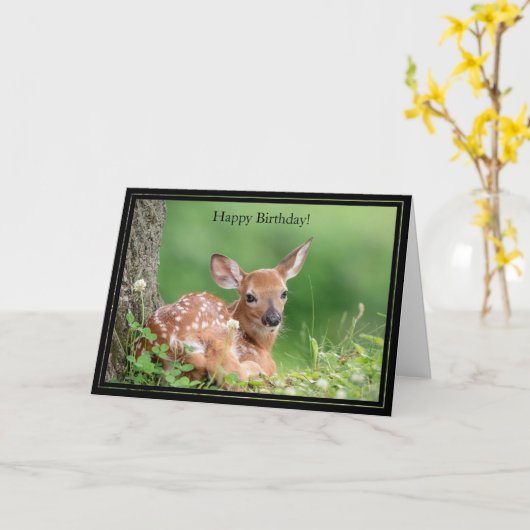 ハッピーバースデーカード白い尾を持つ鹿の子鹿 カード (黄色い花)