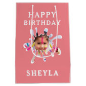 ハッピーバースデーガーリーカラスプラッシュキッドの写真 ミディアムペーパーバッグ (裏面)