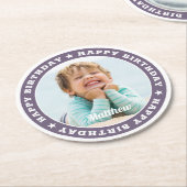 ハッピーバースデーシンプルモダンカスタム写真 ラウンドペーパーコースター (アングル)