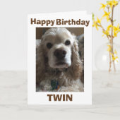 ハッピーバースデーツインが言うかわいいコックスパニエル犬 カード (黄色い花)