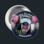 ハッピーバースデーバルーンとフォトピンク 缶バッジ<br><div class="desc">すべての文字は調整可能！おもしろいバルーンと紙吹雪ハッピーバースデー1つのフォトボタン。Valarie Wadeによって設計されたすべてのアートワーク。</div>