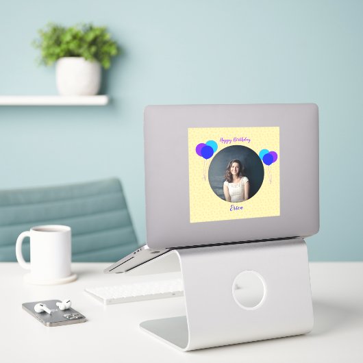 ハッピーバースデーバルーンカスタム文字切り出し シール (デスク上のノートパソコン)