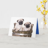 ハッピーバースデーパグ子犬グリーティングカード – Verse カード (黄色い花)