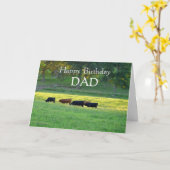 ハッピーバースデーパパ – 牧草中の牛。 カード (黄色い花)