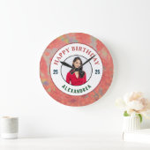 ハッピーバースデーピンクの水彩写真の個人設定  ラージ壁時計 (ホーム)