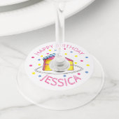 ハッピーバースデーピンクケーキスライスキャンドルパーティー ワイングラスタグ (クローズアップ)