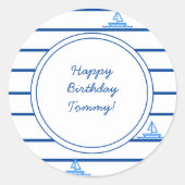 ハッピーバースデーブルーセールボートとストライプ ラウンドシール (正面)