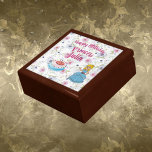 ハッピーバースデープリンセス記念またはギフトボックス ギフトボックス<br><div class="desc">お姫様が家に誕生日を迎える？ここには完璧な誕生日プレゼント、美しい贈り物や記念の箱がある。お姫様の名前を変えてもいい。フローラの背景は、王女と一緒に青いドレスと青飾と白のつや消しのケーキである。</div>