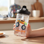 ハッピーバースデーモダンモンスターカートラック名 ウォーターボトル<br><div class="desc">ハッピーバースデーモダンモンスタートラック名水瓶車のカラフルモンスタートラックとパーソナライズされたあなたの名前を特徴とする。男の子供へ子のための素晴らしい誕生日パパーソナライズされたーティーのお祝いと贈り物の誕生日、クリスマス、休暇など。Evco Studioによる設計www.zazzle.com/store/evcostudio</div>