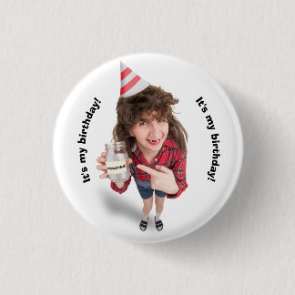 ハッピーバースデーレッドネックムーンシャインユーモアの女性 缶バッジ