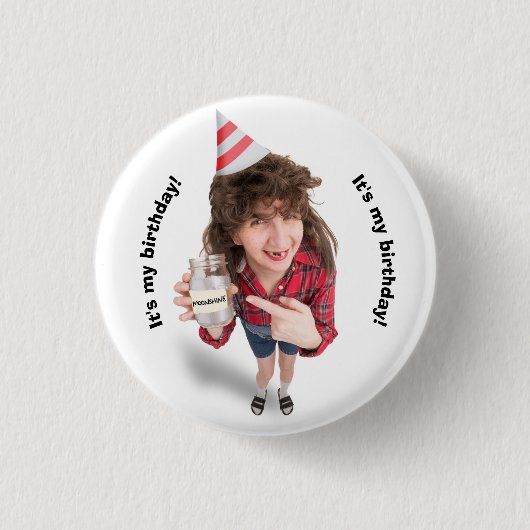 ハッピーバースデーレッドネックムーンシャインユーモアの女性 缶バッジ (正面)