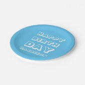 ハッピーバースデー名前をカスタムするライトブルーモダン ペーパープレート (アングル)