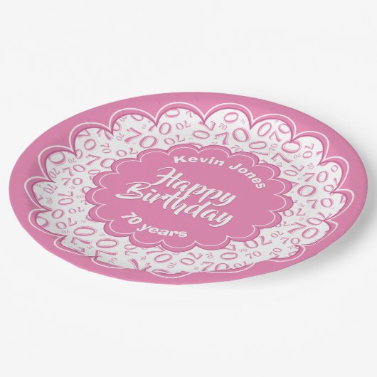 ハッピーバースデー第70のピンクおよび白い数パターン ペーパープレート (アングル)