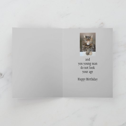 ハッピーバースデー見ていないエイジおもしろい猫 カード (内部)