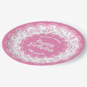 ハッピーバースデー100番目のピンク/白の数字パターン ペーパープレート (アングル)