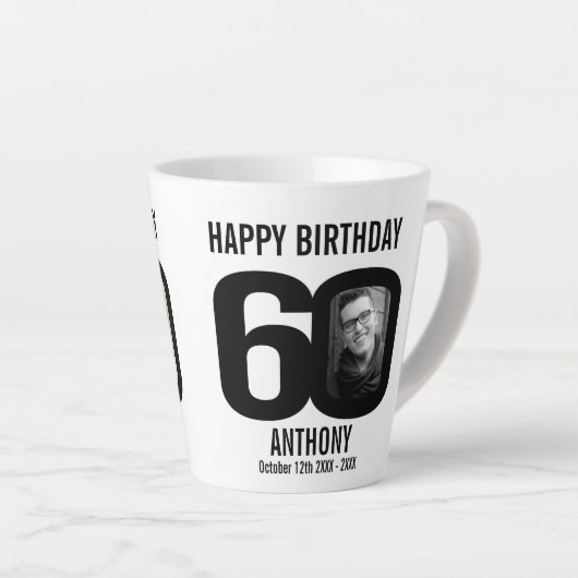ハッピーバースデー60の名前と2枚の写真 カフェラテマグ (右アングル)