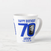 ハッピーバースデー70年青の2つの写真の名前 カフェラテマグ (右アングル)