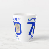 ハッピーバースデー70年青の2つの写真の名前 カフェラテマグ (正面)