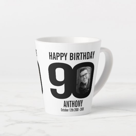 ハッピーバースデー90の名前と2枚の写真 カフェラテマグ (右アングル)