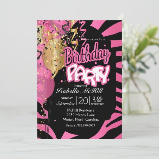 ハッピーバースデー-かわいらしいピンク及び黒いシマウマは縞で飾ります 招待状 (スタンド正面)