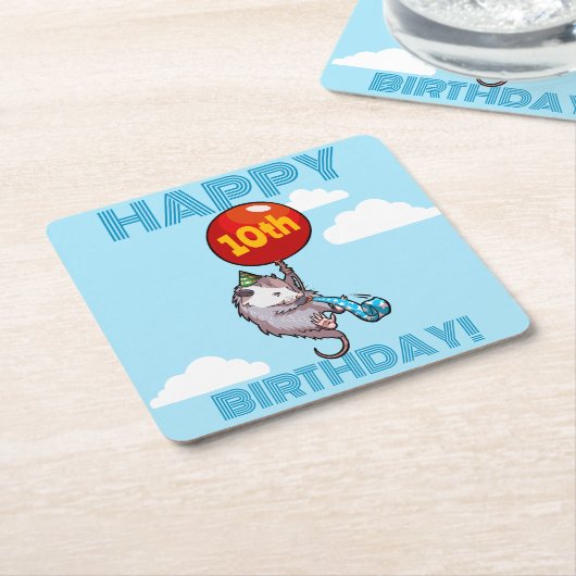 ハッピーバースデー!エイジオポッサムと赤のバルーンを追加する スクエアペーパーコースター (アングル)