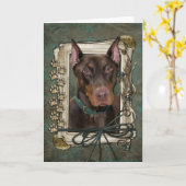 ハッピーバースデー-石造りの足-岩が多いドーベルマン犬- カード (黄色い花)