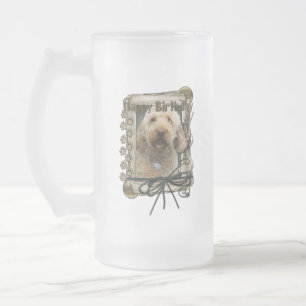 ハッピーバースデー-石造りの足- GoldenDoodle フロストグラスビールジョッキ