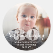 ハッピーバースデー “This Kid”(この子)モダンな写真オーバーレイ ラウンドシール (正面)