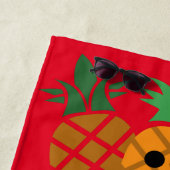 ハッピーパイナップルデザイン-ビーチタオル ビーチタオル (インサイチュ)