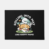 ハッピーパピー転がズ・トゥ・メイ – かわいいドッグアート ドアマット (正面)