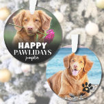 ハッピーパワリデイズかわいい子犬のクリスマス オーナメント<br><div class="desc">「パーソナライズされたHappy PAWlidays」犬の写真オーナメント。この犬のオーナメントを使用してデコに休日の応援とユーモアを追加よくはしゃぐ，あなたの子犬のいたずら好きな側面を見せるのに最適。フロントはフェスティバル文字「Happy PAWlidays」をハッピーホリデーの挨拶のおもしろいのねじりと伝統的、あなたの犬の名前と一緒にあなたの子犬の人格をキャプチャしユニークて特徴とする。あなたの犬の写真のための宇宙も余分に個人的にする。背面には、中央にハート切り出しを持つ前部印刷デザインが表示され、甘いtouchが追加される。フォントカラーとポープリントは両方ともカスタマイズ、お使いのスタイルに合わせて。この記念ユーモアのある品は愛犬家に素晴らし贈り物を作り、休日や誕生日や単なる理由に最適。クリスマスの木に飾ら祝れて、特別な場所に一年中飾られるかどうか、あなたの子犬の側に行くおもしろいの方法だ！</div>