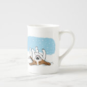 ハッピービーグル冬の雪かわいい休日を楽しむ ボーンチャイナマグカップ (右)