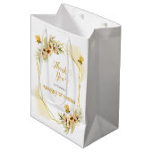 ハッピービーデー水彩誕生日パーティーギフトと ミディアムペーパーバッグ (正面アングル)