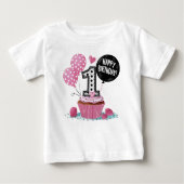 ハッピーファーストバースデー ピンクカップケーキ ベビーTシャツ (正面)