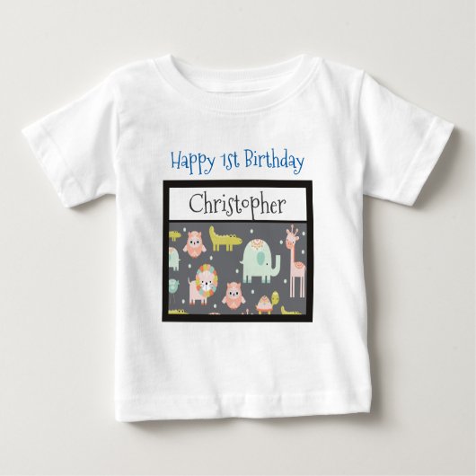 ハッピーファースト誕生日サファリ動物パターン ベビーTシャツ (正面)