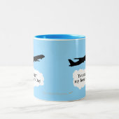 ハッピーファーズデイジェット飛行機飛んでいるパイロットギフト ツートーンマグカップ (中央)