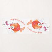 ハッピーフィッシュとウおもしろいムヨガマット – カスタム文字 ヨガマット (正面(横))