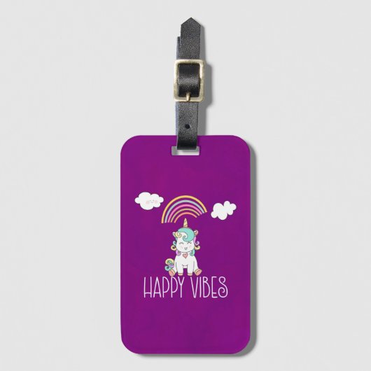 ハッピーブスタイポグラフィ素晴らしレインボー&ユニコーン ラゲッジタグ (正面縦)