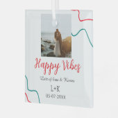 ハッピーブホリデーカップル名結婚の日付の赤 ガラスオーナメント (正面左)